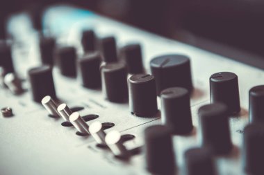 Profesyonel MIDI denetleyicisi için parti dj ve müzik yapımcısı. Oynamak ve parça ile modern ses ekipmanları remix. Fader ve regülatörleri kontrol birimi ve ses efektleri için odaklanmak