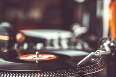 Profesyonel parti dj pikap. Partiler ve konserler için Analog ses ekipmanları. Çal ve mix müzik parça vinil kayıtları çalar. Turntable iğne kartuş karalama siyah vinil plak disk