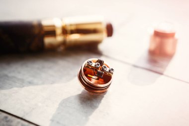 Modern elektronik mech mod vaping aygıt yedek parçalar. Popüler Buharlaştırıcı e-cig aygıtı vape gliserin e-sıvı için. Nikotin Sigara İçilmeyen bıraktın, vaping güvenli ecig vape başlamak