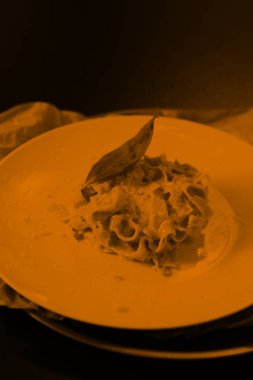 İtalyan makarna yemek plaka restoran servis. Yemek menü arka plan için tonlama turuncu renk. Poster üzerinde metin yer