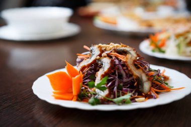 Kırmızı lahana ve taze sebze ile Çin yılan balığı salatası Asya kafede beyaz tabakta servis. Vietnam restoranı gurme yemek. Akşam yemeği, snack öğle yemeği için lezzetli renkli yemek
