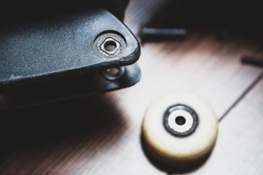 Ön tekerlekler yerine agresif inline paten üzerinde. Anahtar aracı ve düşük profilli üretan lastik tekerlek yatakları ile hex. İşlem evde tamir paten. Profesyonel paten önyükleme bakımından