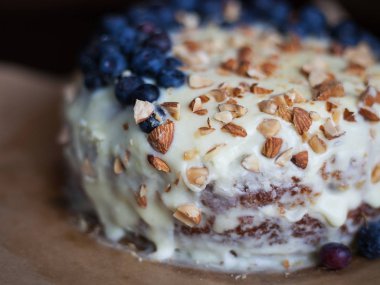 Kremalı kek, krepteki bademli