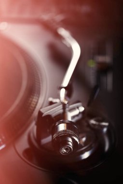 Turntable vinil müzik çalar, analog ses teknolojisi DJ için analog ve dijital müzik çalar. Kapat, profesyonel stüdyo, konser, etkinlik için makro ekipman. 