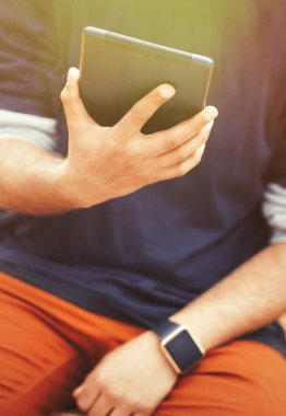 Ellerine Afrikalı siyah adam giyen trendy Smart tablet pc üzerinde çalışmaya dikkat et. Her zaman sağlar Modern araçlar şamata internet, sosyal medya veya uzak iş olarak bağlı kalmak.