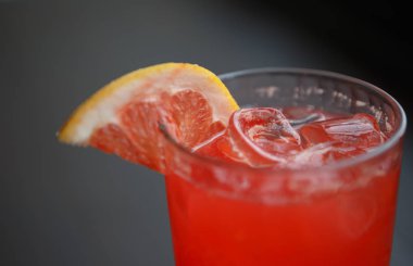 Lezzetli alkollü kokteyl içki limon dilimi ve doğal taze meyve suyu buzlu votka ile. Meyve ve tatlı şurubu ile beyaz cin karıştırın. Barda serinletici yaz uzun içki. Alkolizm durdurmak