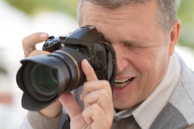 onların hafta parkta bir aydınlık yaz günde zevk mutlu bir aile. anne & oğul baba onun dslr fotoğraf makinesi ile fotoğraf alıyor iken eğleniyor