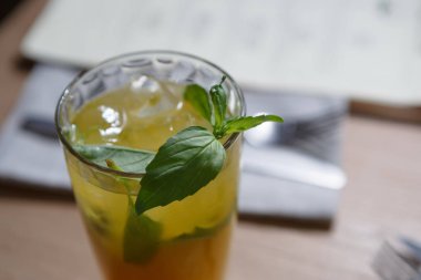 Taze doğal alkol kokteyl ROM, fesleğen yaprakları ve limon kireç ile. Barda lezzetli alocohil içeceklerin tadını çıkarın. Sıcak yaz sezonu için kokteyler.