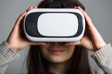 Stüdyo mobil oyunlar apps için yeni sanal gerçeklik gözlükleri tadını Genç beyaz kız portresi. Kız yenilikçi 3d vr mezartaşı ile mobil oyun uygulama kullanın. Trendy augmented gerçeklik gadget oyun