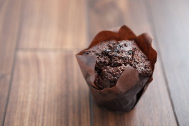 Kahverengi ahşap masa üzerinde bir çikolatalı kek. Brownie tatlı kahve molası için. Tatlı ev yapımı fırında kek krem ile şeker. Yakın çekim, alanı Kopyala
