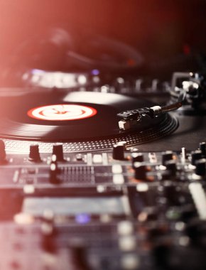 Turntable vinil müzik çalar, analog ses teknolojisi DJ için analog ve dijital müzik çalar. Kapat, profesyonel stüdyo, konser, etkinlik için makro ekipman. 