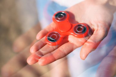 Kız Açık modern topluca spinner oyuncakla oynamak. Serin yeni iplik aygıt. Yeni numaralar öğrenmek ve iplikçiler eğlenin. Denge oyna ile popüler dönen gadget üzerinde rulmanlar