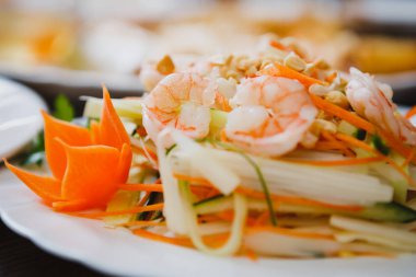 Asya salata haşlanmış karides, kereviz, lahana ve fıstık tepesi ile. Geleneksel mutfağı ile Vietnam restoranı lezzetli renkli yemek. Lezzetli ve sağlıklı doğal gıda vitamin ile