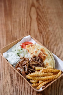 Medditeranean fast food restoran menüde lezzetli geleneksel Yunan mutfağı. Lezzetli gyros ve kavrulmuş Greece.Unhealthy acıkmak akşam yemeği masada souvlaki et yemek keyfini çıkarın