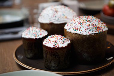 Lezzetli ev yapımı Paskalya pasta buzlanma ile dekore edilmiştir. Ev Kulich Ortodoks Christian Easter tatil kutlaması için pişmiş. Masada güzel taze pişmiş hamur işleri.