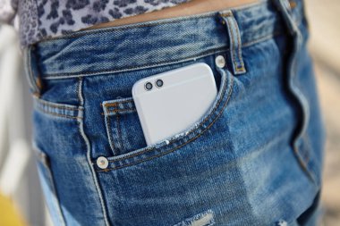 Modern çift kamera cep telefonu kot pantolon cebinde. Çift objektif modülü ile akıllı telefon Mobil fotoğraf furure olduğunu