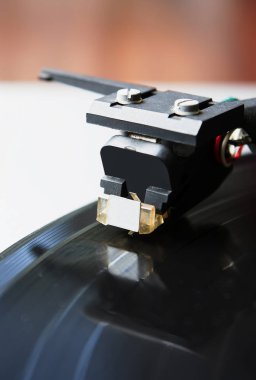 müzikal vinil kaydı ile pikap oyuncu. dj, gece kulübü ve retro bir tema için yararlı.