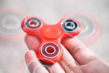 Çocuk oyun ile modern parmak spinner becerikli alet. Seçme kıpır yatakları balance oyunu oynamak ve tepki geliştirmek için aygıtta spinner. Modaya uygun taşınabilir iplik oyuncak erkek elinde