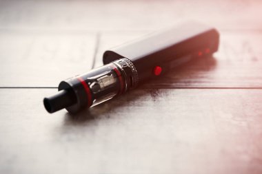 Popüler buharlaştırma cihazı modu. Parçaları modern buharlaştırıcı e-cig cihazı, yedek parça, yeni cihaz modeli, mikro bobin temizleyici. Nikotin sigarası içmeyi bırak, güvenli ecig vape buharlaştırmaya başla.