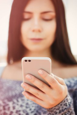 Çift stereo kamera ile trendy yeni büyük akıllı telefon kullanan kız dikey fotoğraf. Modern teknoloji yarının. Gadget'ı odaklanmak