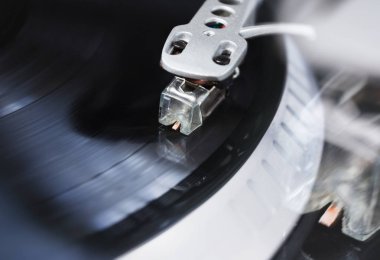 bir DJ için profesyonel ses ekipmanları. pikap vinil Pikaplar ve 2 kanal ses denetleyicisi karıştırma. 