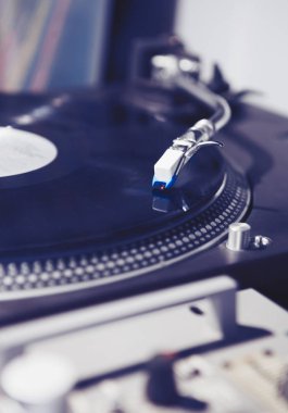 Dj veya ses meraklısı, müzik aşığı için profesyonel ses ekipmanları. Klasik hipster ses donanımları, analog teknoloji. Parti ve konser çalıştırmak için pro DJ donanım