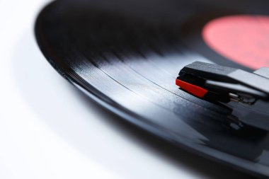 Retro hippi müzik çalar. Vintage elektronik aygıt dinleme vinil kayıtlar için