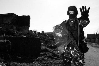 otomatik Rus ak-47 tüfek ile bir asker portresi