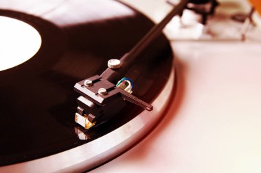  müzikal vinil kaydı ile pikap oyuncu. dj, gece kulübü ve retro bir tema için yararlı.