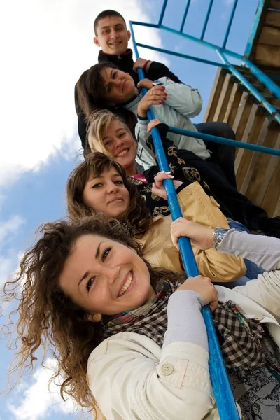 Merdivenlerin Üzerinde Asılı Beş Genç Arkadaş Şirket — Stok fotoğraf