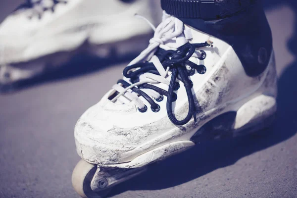 Patenci giyen profesyonel aşırı satır içi paten bileme ve atlama hileler için - yaptı. Tehlikeli spor gençlik ve gençler arasında popüler. 