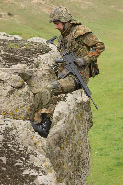 Jonge Amerikaanse Swat Soldaat Jongen Met Automatische Geweer Soldaat Camouflage — Stockfoto
