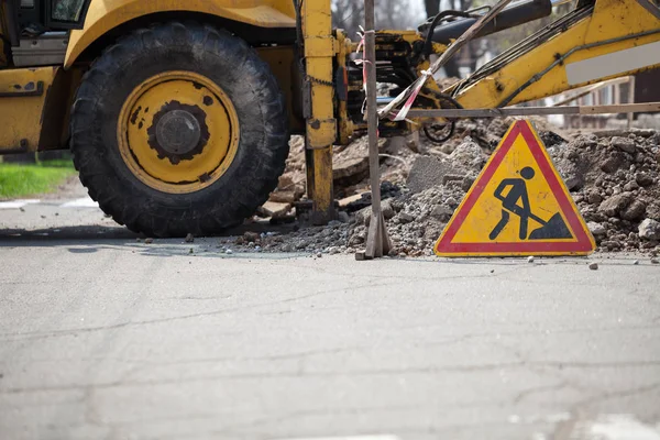 Bu yol yapım aşamasındadır ve kapalı. Sarı Emanet işareti roadworks hakkında uyarır. Dikkat et  