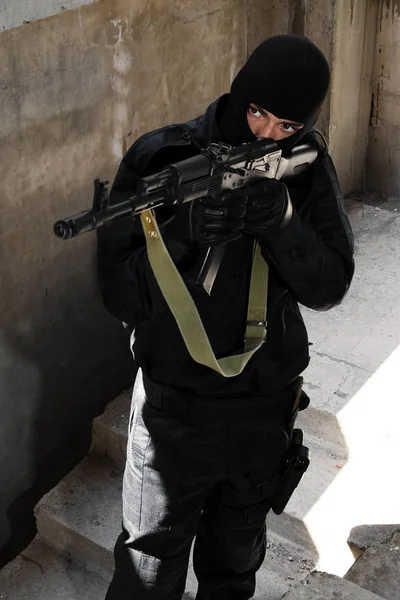 Armed Criminal Black Mask Standing Staircase — Stock Photo, Image