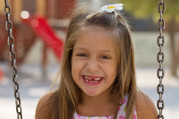 Nettes Kleines Mädchen Posiert Bei Strahlendem Sommertag Auf Dem Spielplatz — Stockfoto