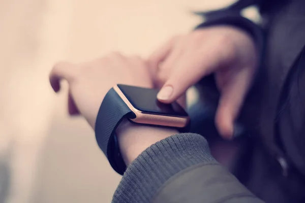 Frauenhände Berühren Ihre Trendige Smarte Armbanduhr Mit Diesem Neuen Gadget — Stockfoto