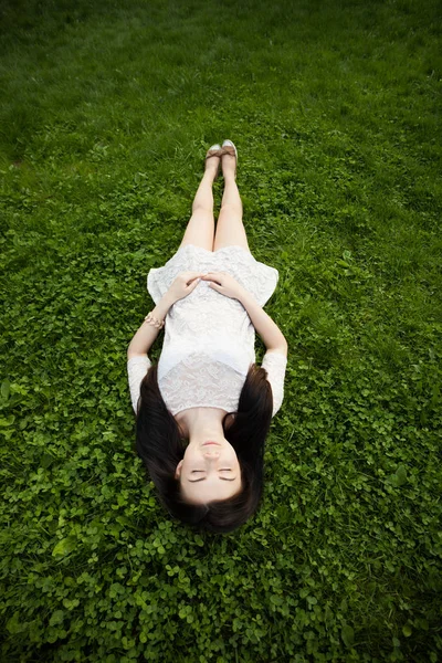 Belle Jeune Fille Couchée Sur Herbe Verte Dans Parc Avec — Photo