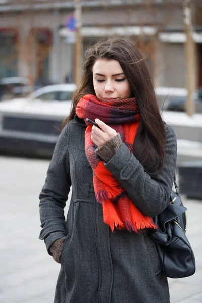 Ung Kvinna Rökare Rökning Elektronisk Penna Cigarett Ecig Enhet Till — Stockfoto