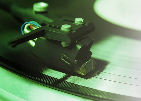 转盘播放与音乐的乙烯基唱片 有用的设备 夜总会和复古嬉皮士主题或音频爱好者 — 图库照片