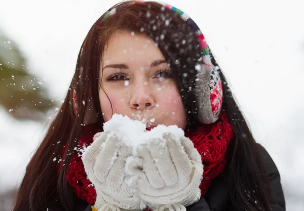 Ragazza Adolescente Soffiando Neve Soffice Formano Sue Mani Inverno — Foto Stock