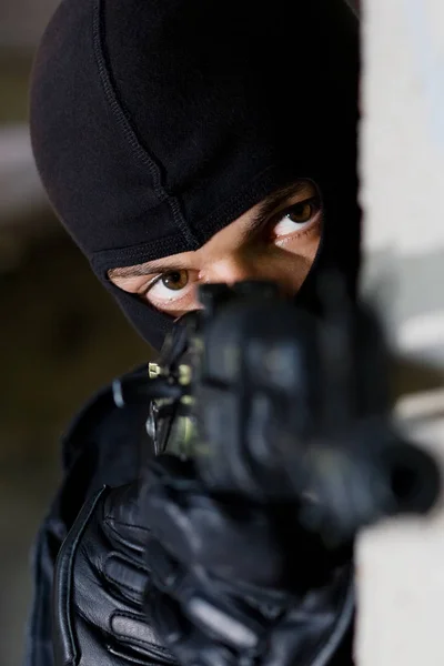 Trooper Máscara Negra Apuntando Con Rifle —  Fotos de Stock
