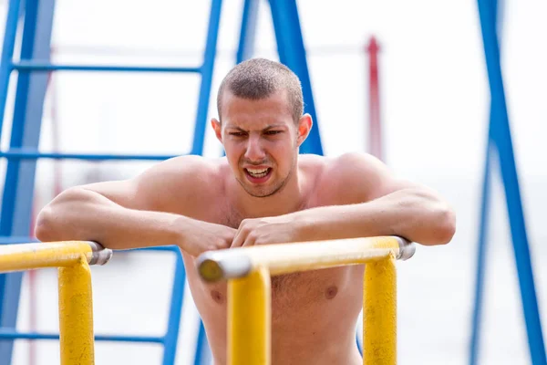 Красивый Молодой Человек Делает Уличные Тренировки Пляже Яркий Летний День — стоковое фото