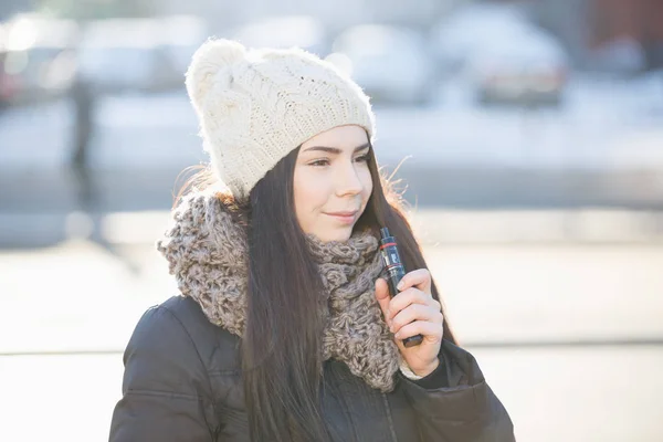 Jolie Fille Vaper Dans Des Vêtements Chauds Hiver Vape Plein — Photo