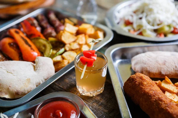 Njut Läckra Traditionella Serbiska Middagsmeny Snabbmatsrestaurang Exotisk Meny För Lunch — Stockfoto