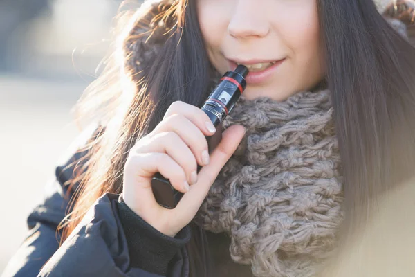 Young Girl Vaping Cold Winter Day Smiling Brunette Chick Vape — Stock Photo, Image