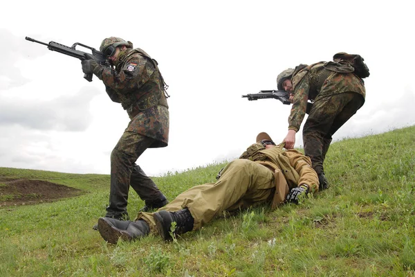 Soldaten Schützen Verwundeten Soldaten — Stockfoto