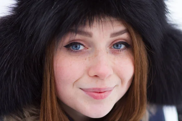 かわいい赤い髪の少女屋外冬の寒い日 — ストック写真