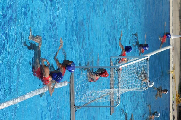2012年10月7日 女子水球锦标赛 女子水球比赛在室外露天场地进行 专业水球队 争夺金牌 捕手在厨房接球 队进一球 — 图库照片