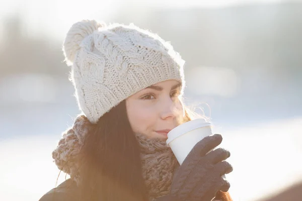 Menina Feliz Desfrutar Sua Bebida Café Aromático Branco Claro Taça — Fotografia de Stock