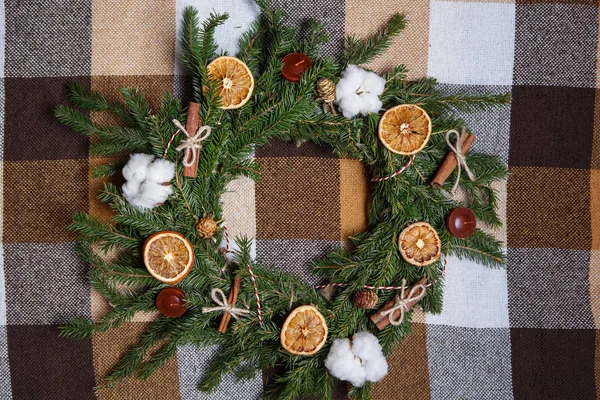 Décoratif Noël Nouvel Couronne Vacances Branche Sapin Avec Des Fruits — Photo